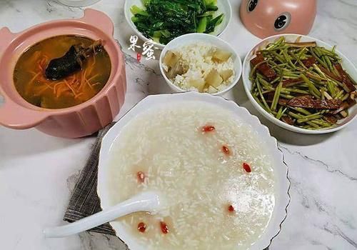  一家三口的午餐，简单家常菜，咸甜皆有，汤鲜菜也香，超赞