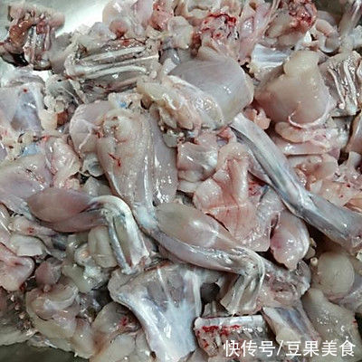 这道金汤牛蛙一上桌，全家都爱吃
