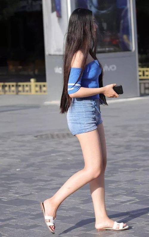 路人街拍长腿小姐姐的夏日穿搭,小心机露肩装超显身材啊