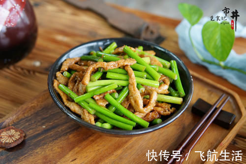 炒蒜苔，直接下锅炒就错了，多加一步，蒜苔翠绿不发黄，好吃入味