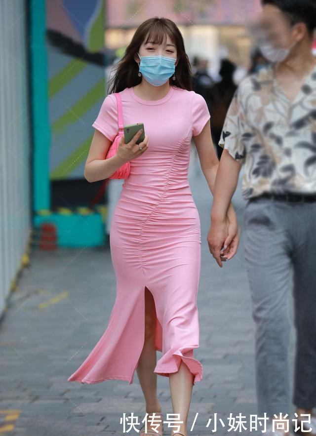 身材的美|街拍:粉色裙装,大秀小蛮腰的美,青春靓丽,不负最美青春