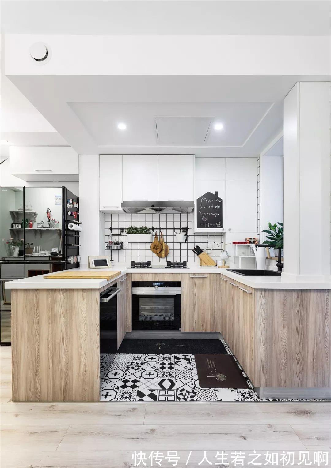 厨房|5㎡厨房这样装，好看又实用！见缝插针塞冰箱，打满橱柜收纳强！