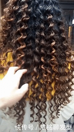 五六十岁女人不适合烫羊毛卷？三个细节搞明白，七八十岁都可以烫