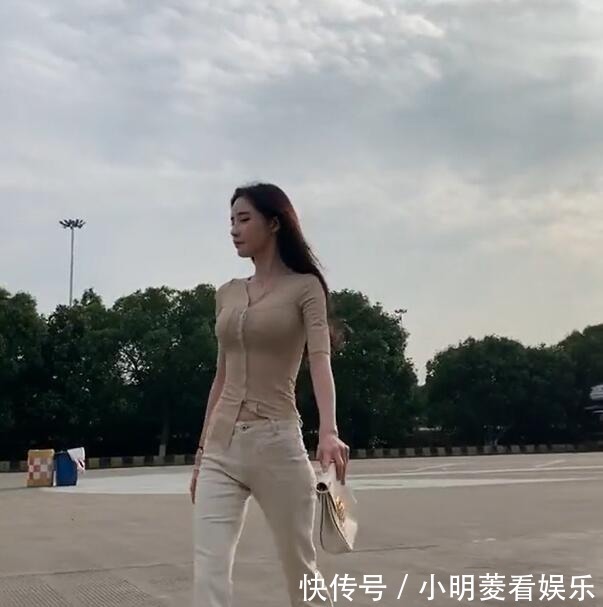 潮流时尚：清爽自然的个性穿搭，让女人优雅高级显气质！