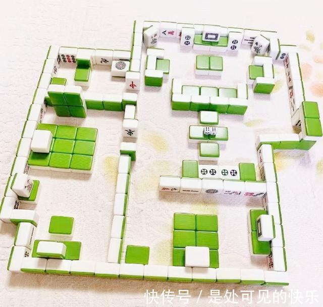 |搞笑图片:宿舍上铺女生床头垃圾袋,从未见她更换过,劝她也不听