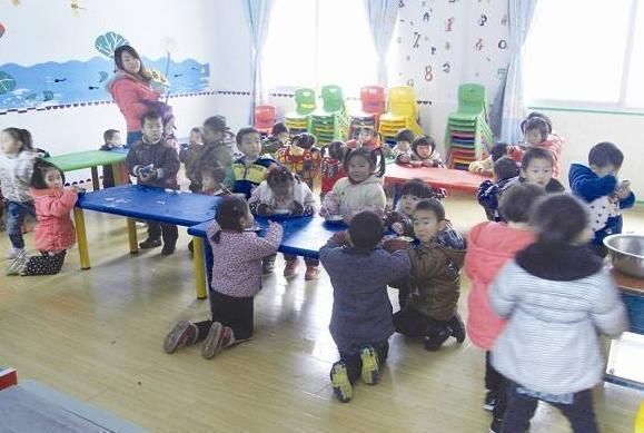 孩子|3岁女儿从幼儿园回家,紧握裤子说不能尿尿,脱下裤子妈妈气炸