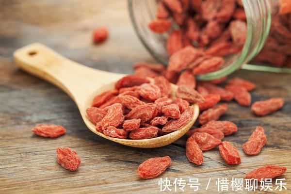 枸杞+|枸杞泡水搭5样,润肺护肝,养生效果可翻倍!秋冬喝正合适