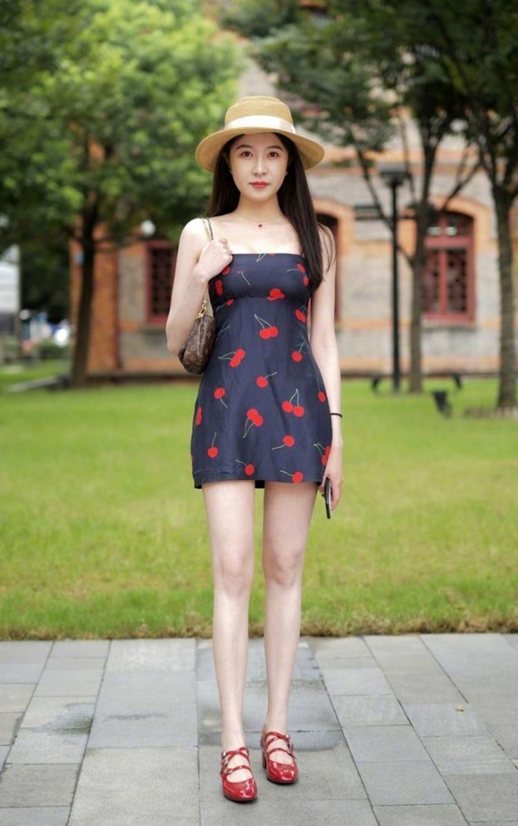 打底裤|街拍：白色出众的反光效果，穿起来确实很凉爽