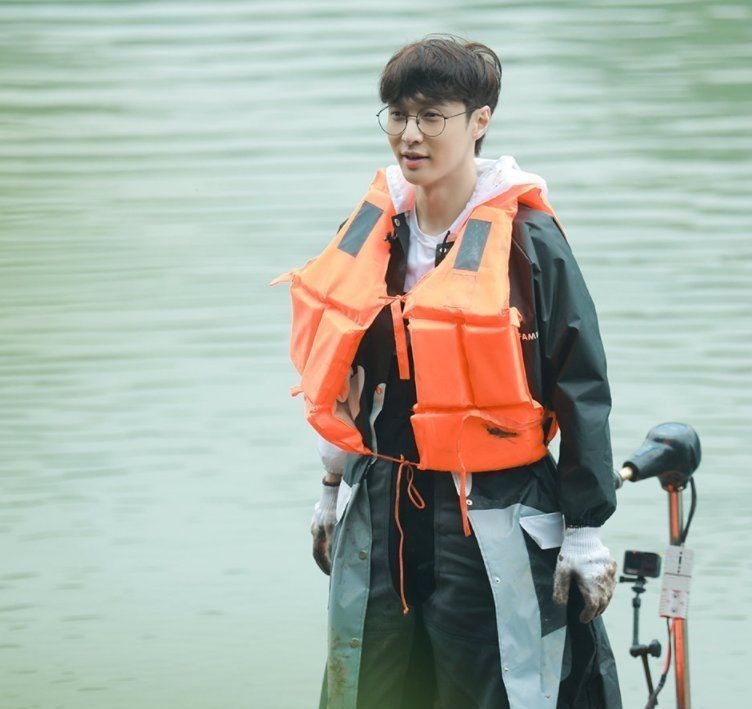 張藝興去雞窩掏雞蛋,看到張子楓的舉動,變開朗了還變調(diào)皮了