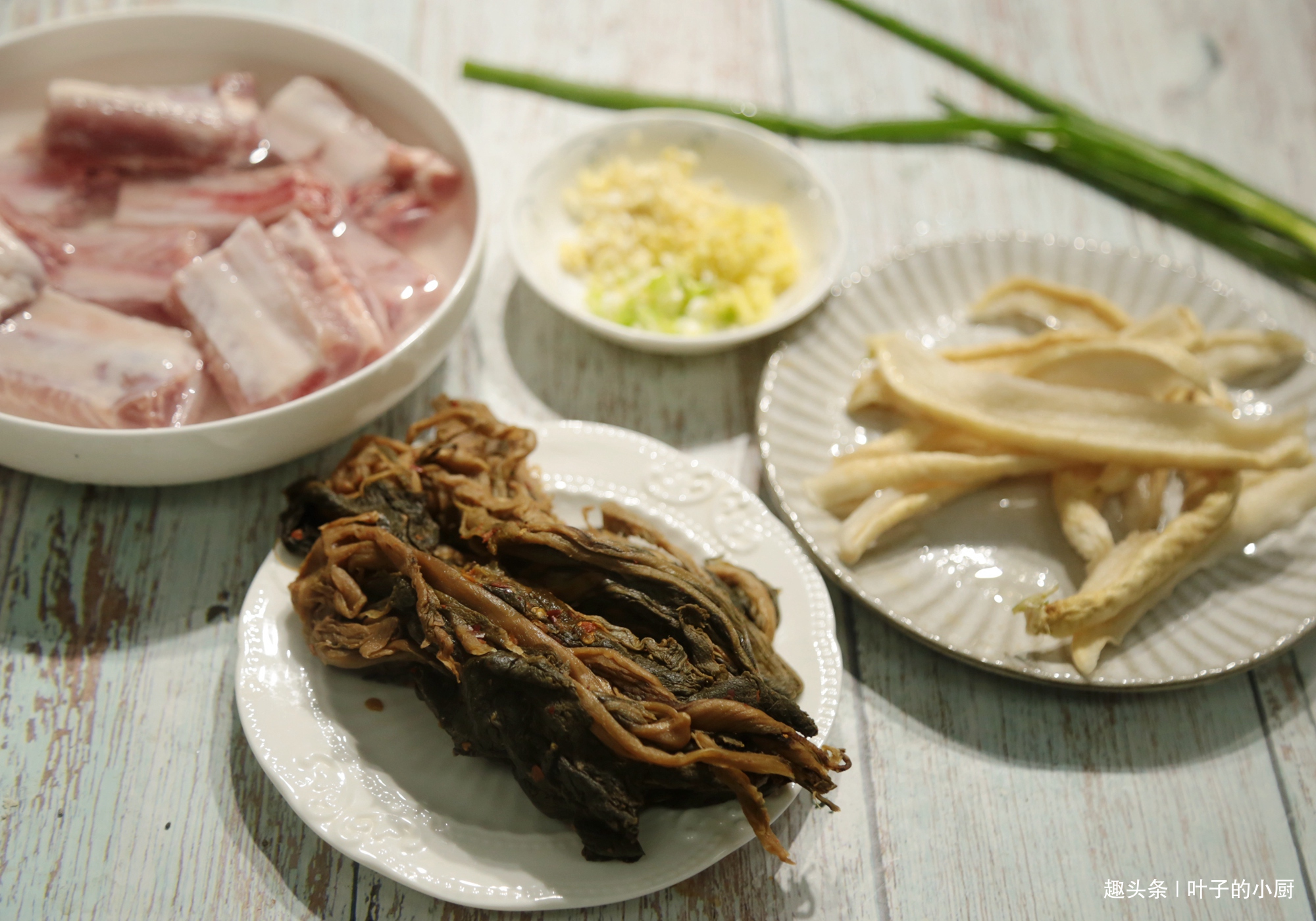 做排骨，很多人都用“传统”方法烧，油多还不香，教您好吃的秘诀