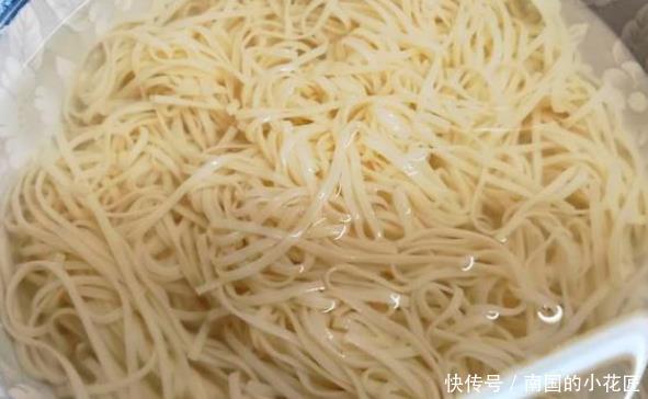 诀窍|煮面条最忌讳开水下锅,面馆师傅透漏“诀窍”,出锅爽滑又筋道