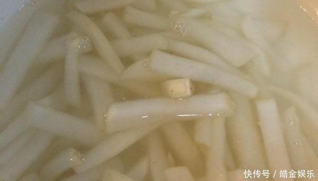 七十岁奶奶说到，腌萝卜这两步很重要，香辣脆爽、储存时间长