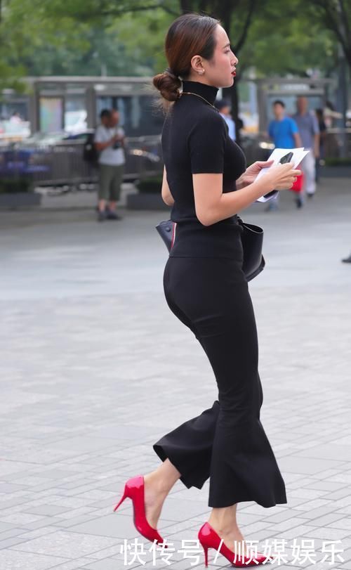 街拍有时候,一条紧身裤更能把女生身材修饰得更好