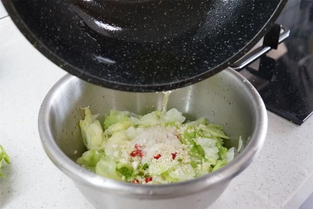 包菜|大热天，不拍黄瓜不腌萝卜，这菜凉拌吃贼香，清脆爽口，省事好吃