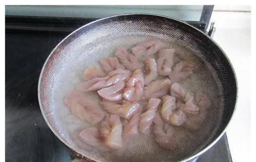 它低热量，高纤维，常吃促进胃肠蠕动，排毒，和鸭肉是经典搭配