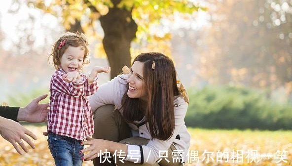 行为|妈妈的4种行为会让孩子越来越笨,智慧父母抓紧改掉