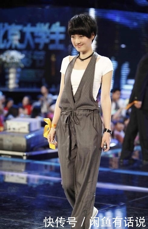 白t|马伊琍果然是清流，白T领口都变形成这样还穿，配背带裤还挺时髦