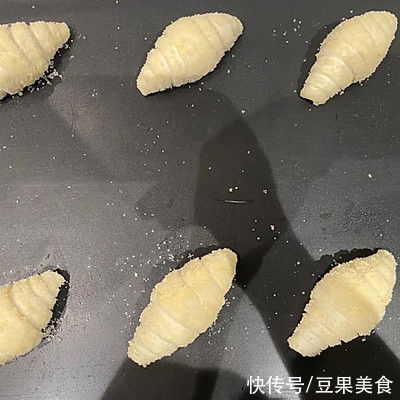 可颂|正宗蒜香盐可颂做法，最关键的是一学就会