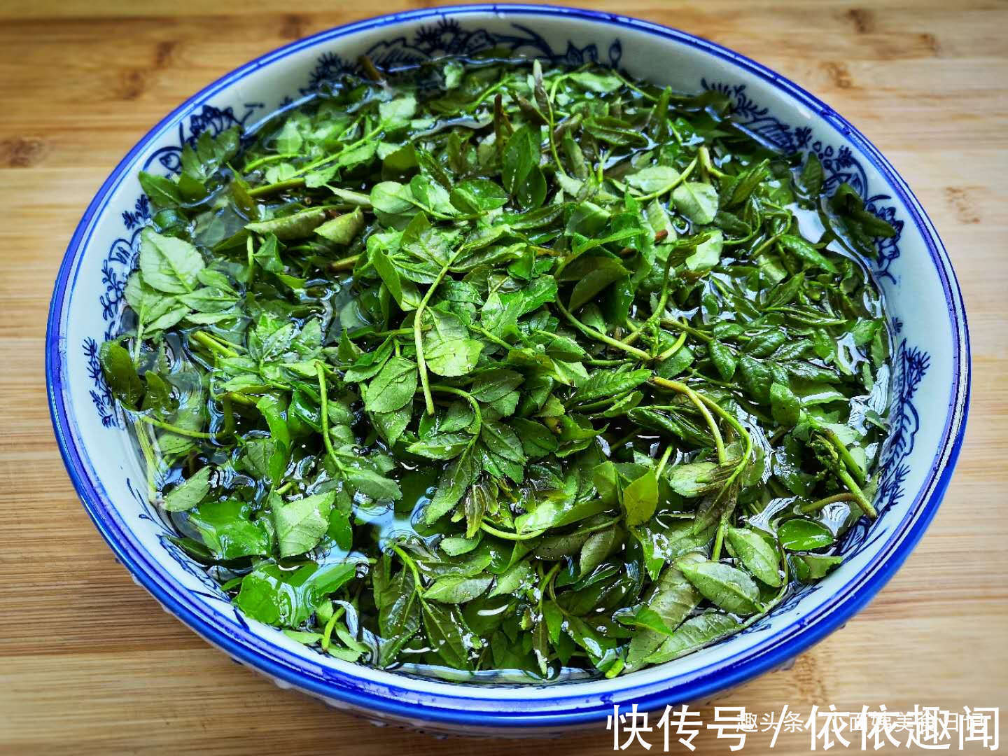 这树叶很多人都没吃过,比香椿芽还香,一烫一拌,是最好开胃菜!