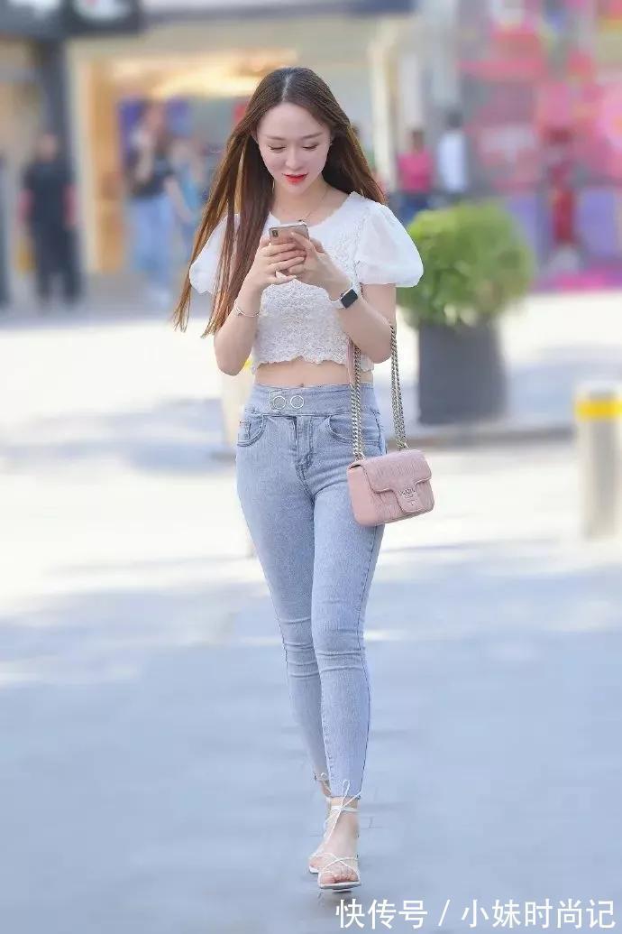 街拍 时尚街拍:超甜美女展现出阳光帅气的一面