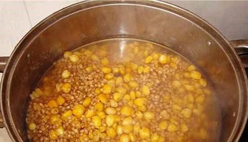 野钓通杀型饵料配方，老坛不止用来做酸菜，还能做酒香玉米！