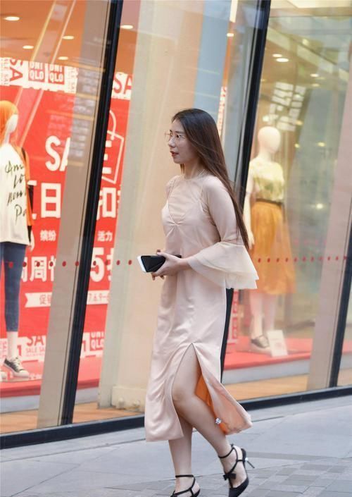 长裙|香槟色长裙,搭配一双黑色尖头细跟凉鞋,10厘米的高度显气质