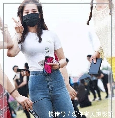 小姐姐紧身牛仔裤穿着优雅,搭配简洁,显得更时尚、更美观