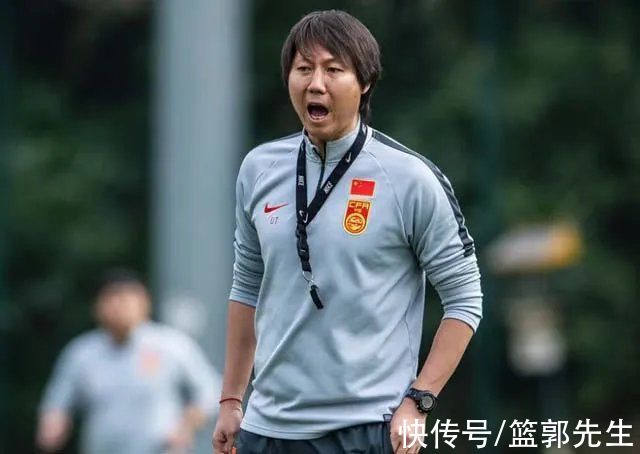 名记|12强赛战绩不佳，李铁帅位无忧！名记：这圈子有人要脸有人不要
