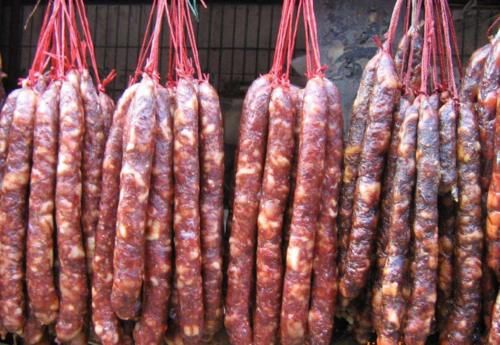 炒腊肠前，该不该用水先煮一遍？一直傻傻不明白，难怪肉柴没腊味