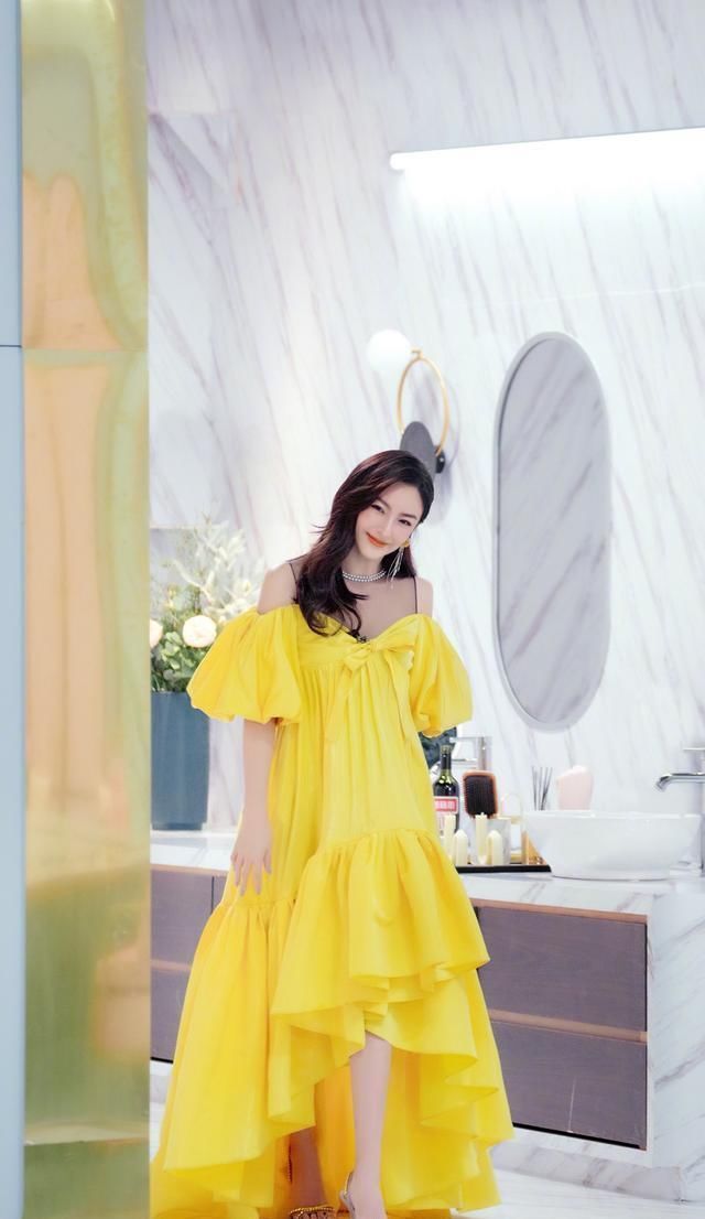 身材|张雨绮身材丰满又会穿,一袭黄色露肩连衣裙甜美减龄,又被惊艳了