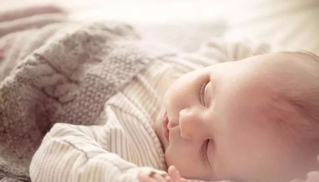 小美|夏天该不该给宝宝喂水,或者喂多少量合适,家长看完不纠结