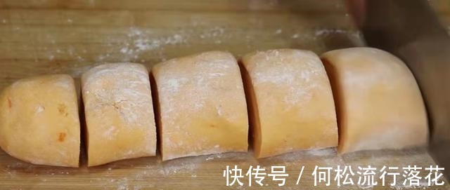 绿豆里加2个红薯，这样做健脾开胃又解馋，大人小孩都爱吃，真香！