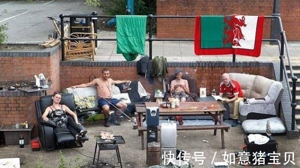 钓鱼|流浪汉无家可归和女友河边安家,露天休息还种菜钓鱼!
