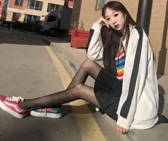 好看|时尚女生搭配:黑色秋冬百褶裙怎么搭?穿丝袜好看吗