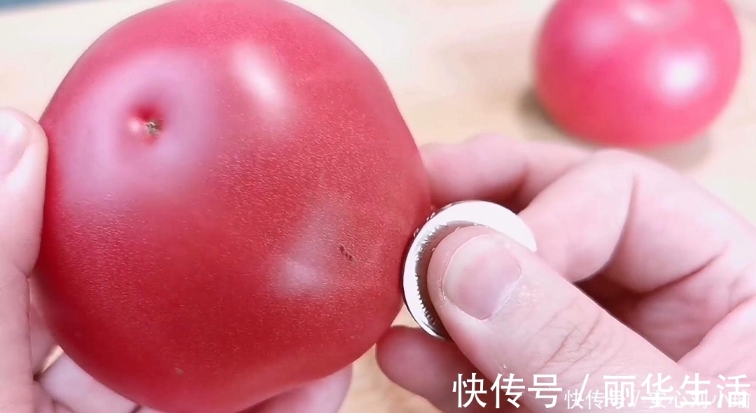 今天才发现，给西红柿去皮原来这么简单，不需要开水烫