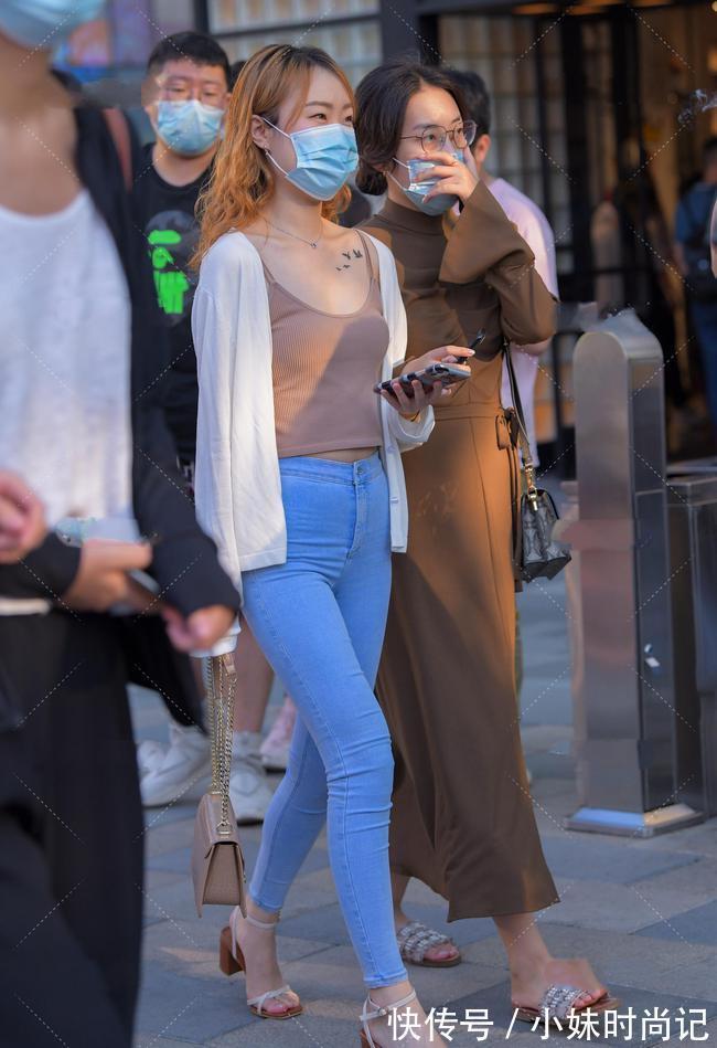 落落大方|针织开衫搭配细腻的蓝色紧身裤,知性优雅,落落大方