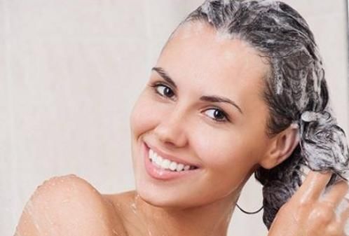 头发|洗头发时,先用洗发水还是护发素很多人做错,难怪头发越掉越多