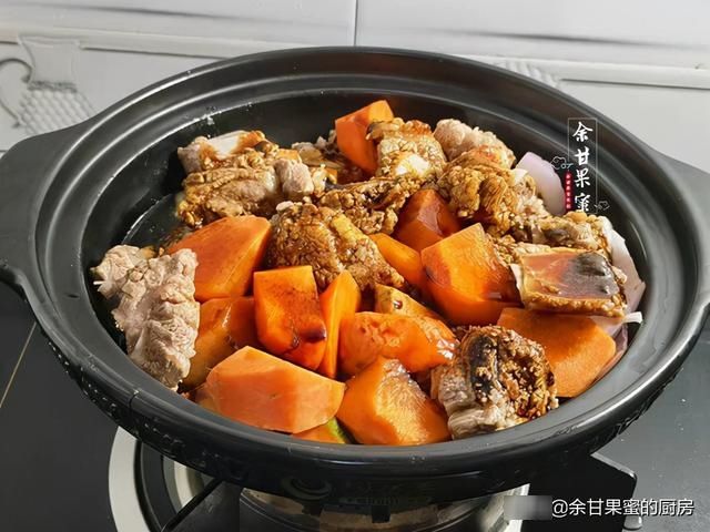 这蔬菜与排骨是完美搭配,鲜香味美好下饭,炖一炖连锅上桌