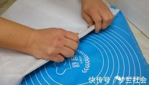 家常自制桃酥做法，烤盘里一放，个个香酥又掉渣，出锅孩子都爱吃