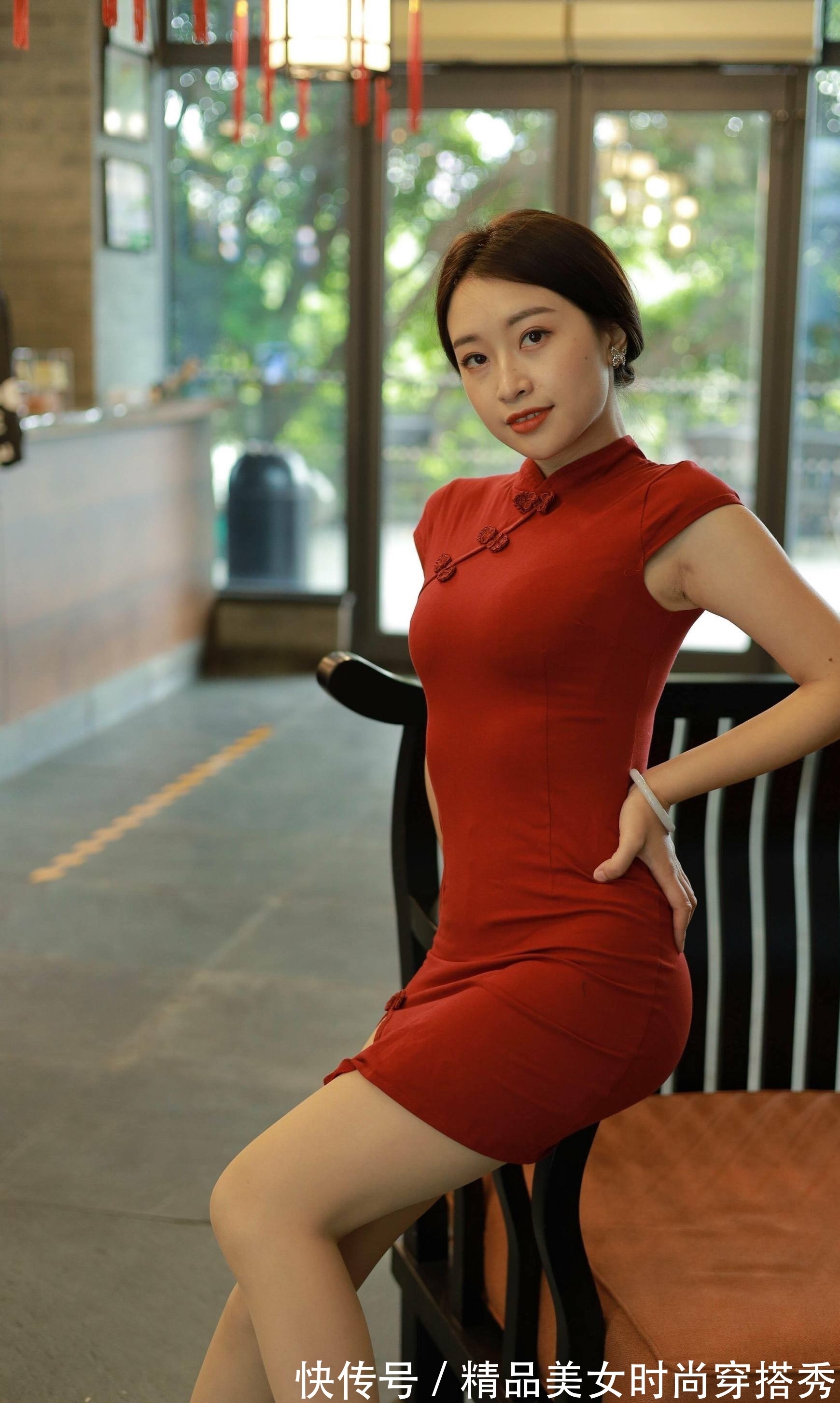 盘扣 红色旗袍搭配传统盘扣设计，优雅复古透着时尚性感的气息