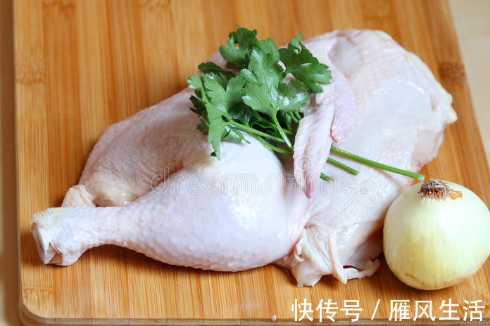 腥味|夏天多吃鸡肉，炖鸡肉时，不要直接加水炖，多做2步，鲜嫩没腥味