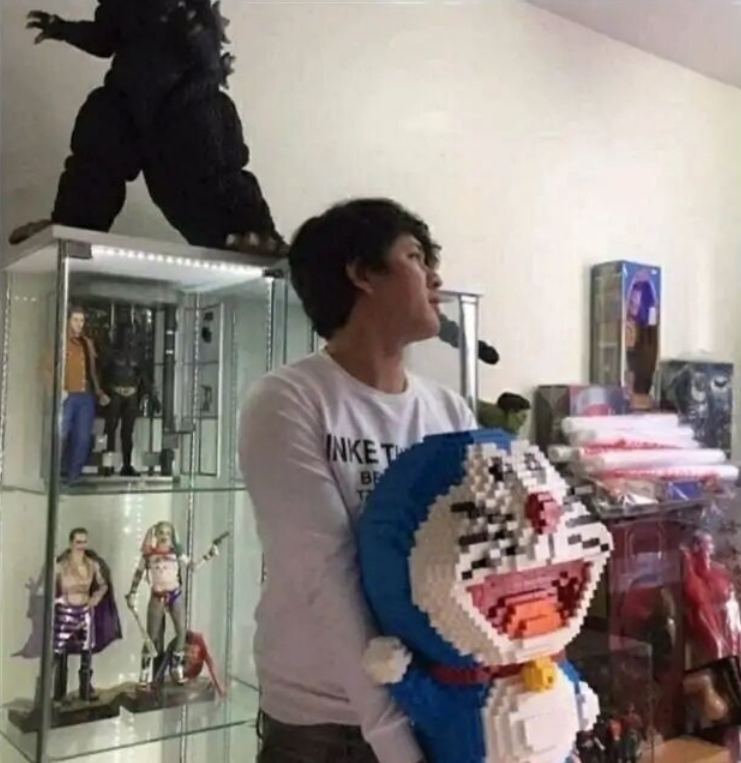 宅男|小猫弄坏手办爱好者拼起来的哆啦A梦,之后会怎么样?小猫呆了
