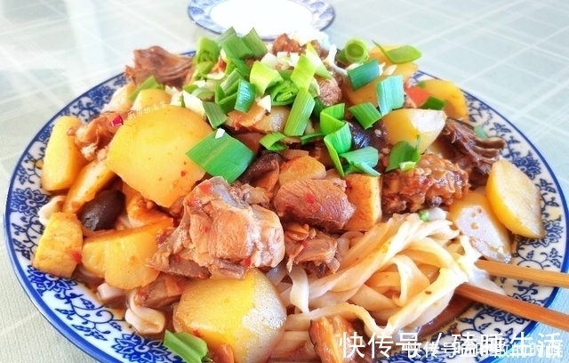 鸡汤|一家三口人的午餐，一盘饭一盘汤，全家人都吃香了