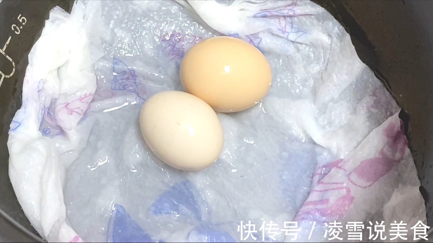 鸡蛋别再用水煮了,保姆教你新方法,只需1分钟,鸡蛋鲜嫩不粘壳