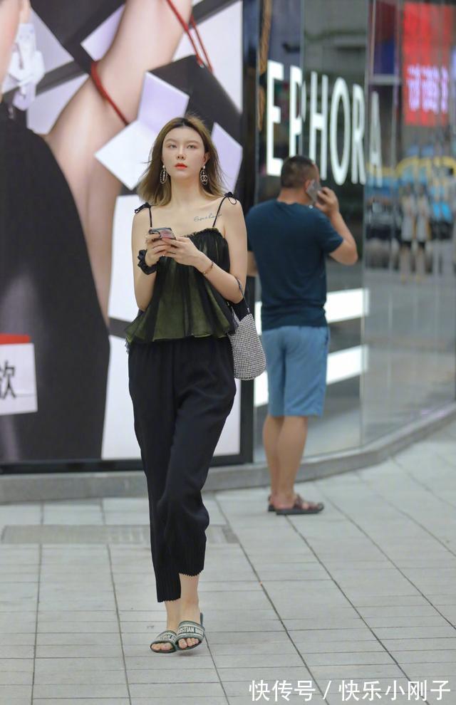 穿搭 散发独特气质的酷女孩,靠的是黑色的穿搭,穿出高冷的女神气质