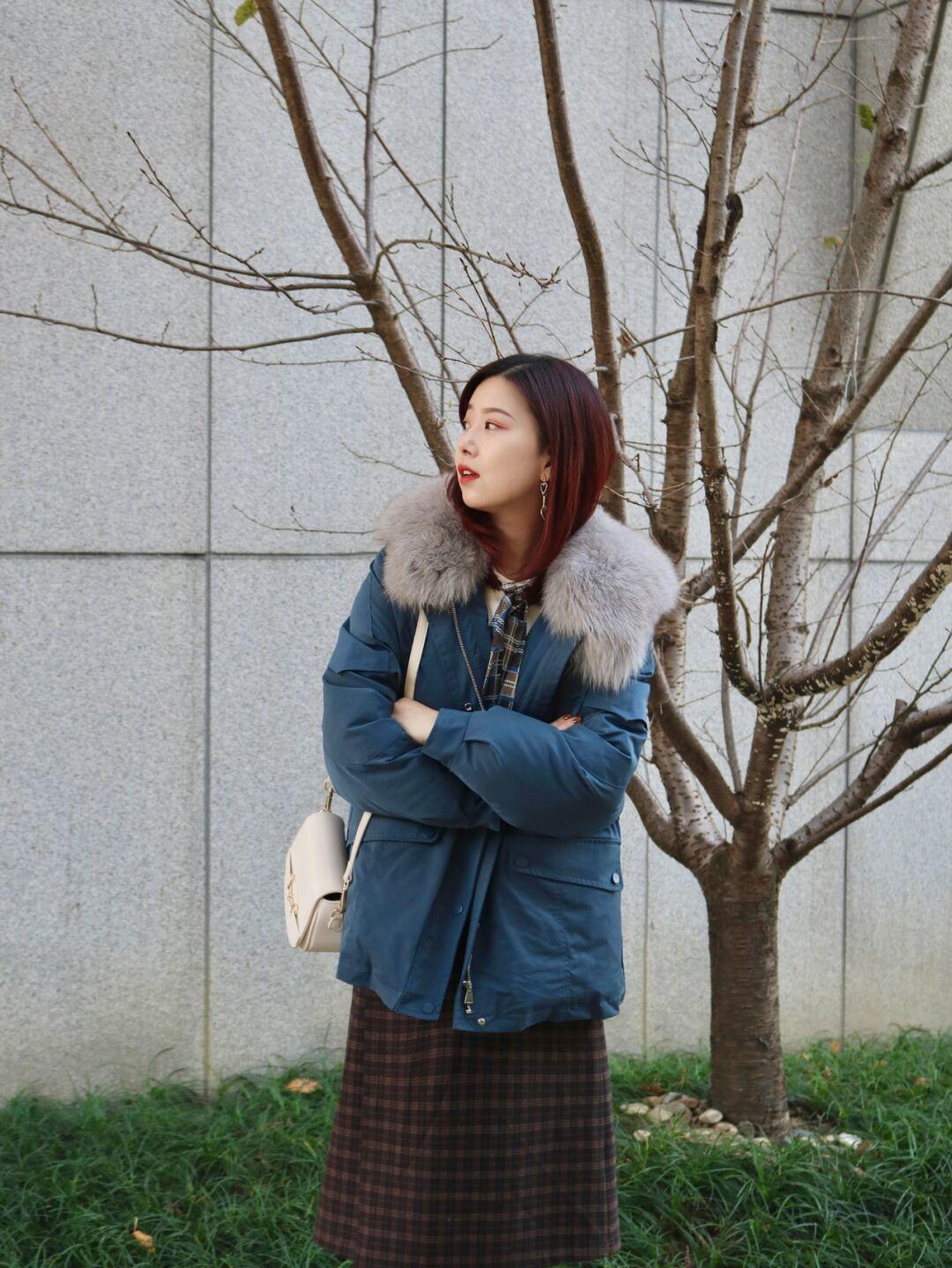 修身牛仔裤|寒冷的冬季怎么穿?羽绒服的搭配思路总结好了,穿出优雅时髦