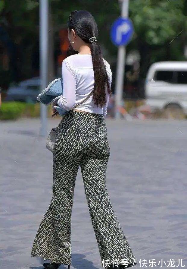 蕾丝 黑色V领短袖搭配灰色打底裤,叠穿方式,日常生活也能穿出时尚感