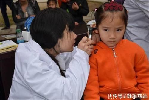 举动|虫子飞进3岁孙女耳朵，奶奶一个举动救了孩子，医生直夸：有文化