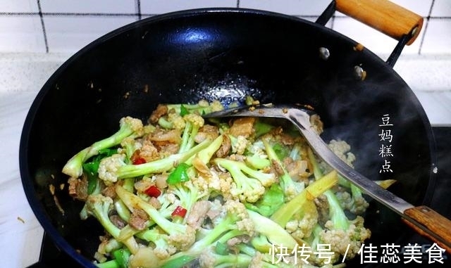 做法|教你干锅花菜的做法,学会隔三差五做,孩子也能吃饭香
