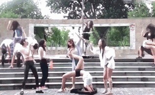 |搞笑GIF:哎呀,镜子里的帅哥是谁啊,太帅了吧,哈哈